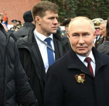 Me jelekë anti-plumb në Sheshin e Kuq – Putin frikësohet edhe nga vetë rusët, rrit sigurinë personale