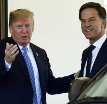 Fiton garën për kreun e ri të NATO, kush është “pëshpëritësi i Trump”