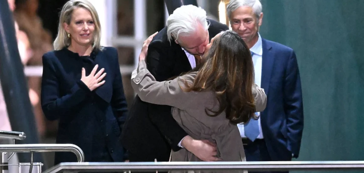 Julian Assange mbërriti në Australi, skena emocionuese me gruan e tij u filmuan në aeroport