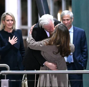 Julian Assange mbërriti në Australi, skena emocionuese me gruan e tij u filmuan në aeroport