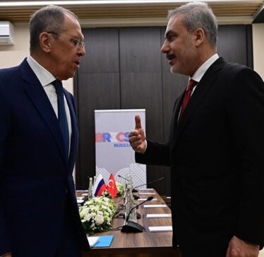 Fidan dhe Lavrov diskutojnë për marrëdhëniet dypalëshe dhe rajonale