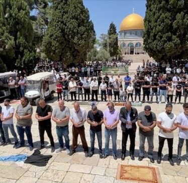 Megjithë kufizimet izraelite, 30 mijë muslimanë falën namazin e xhumasë në Al-Aksa