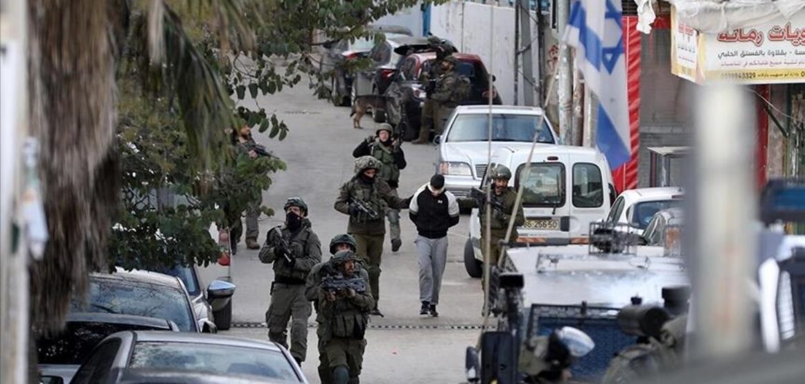 Ushtarët izraelitë publikuan imazhet duke keqtrajtuar një fëmijë palestinez
