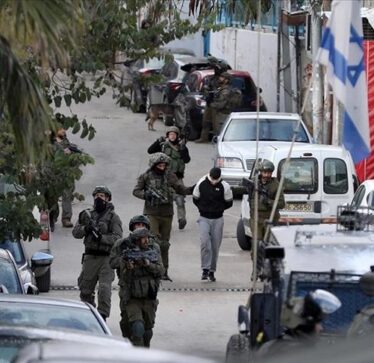 Ushtarët izraelitë publikuan imazhet duke keqtrajtuar një fëmijë palestinez