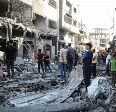 Izraeli bombardon Gazën dhe shkollën ku strehohen të zhvendosurit