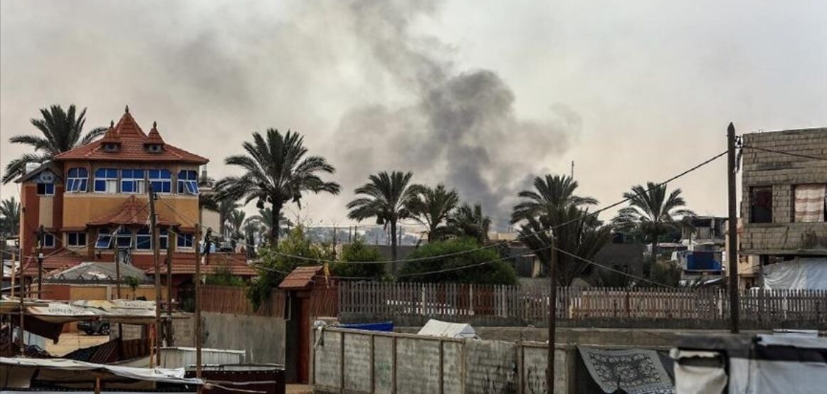 Ushtria izraelite bombardon tendat e palestinezëve në Rafah, 11 të vrarë