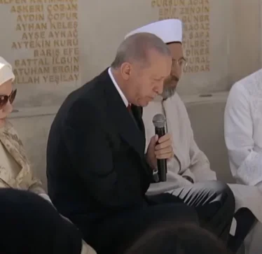 Erdogan lexoi suren Fatiha duke shoqëruar ajetet dhe lutjet në përvjetorin e 15 korrikut