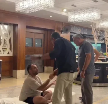 Klienti në Antalia Revoltohet për Kondicionerin e Prishur: Zbret Krevatin në Restorant