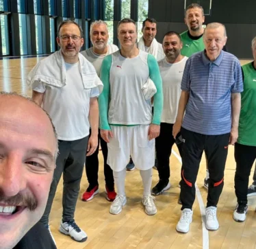 Presidenti Erdogan ka luajtur një lojë basketbolli me anëtarët e parlamentit pas kthimit të tij nga TRNC