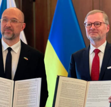 Kievi dhe Praga pajtohen të prodhojnë pushkë dhe municione në Ukrainë