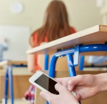 Italia do të ndalojë telefonat inteligjentë në shkolla
