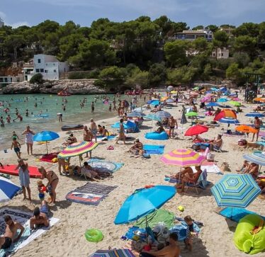 Mallorca ndalon praktikën e urryer: “Rezervimi” i plazhit me peshqir do të dënohet