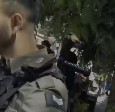 Policia izraelite sulmon ekipin e TRT që filmonte momentet kur ushtarët izraelitë rrihnin palestinezët në Kuds