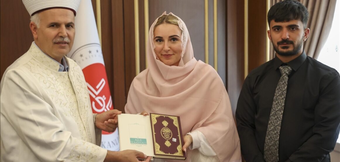 Anglezja Emily konvertohet në Islam në Gaziantep të Turqisë