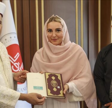 Anglezja Emily konvertohet në Islam në Gaziantep të Turqisë