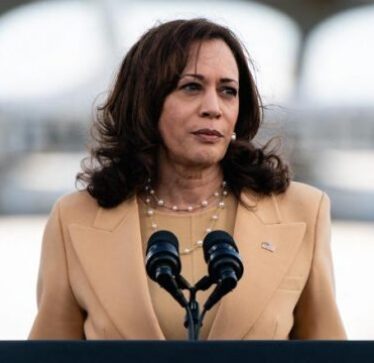 Nënpresidentja Harris ballafaqohet me diskriminim gjinor dhe racor në garën për Shtëpinë e Bardhë