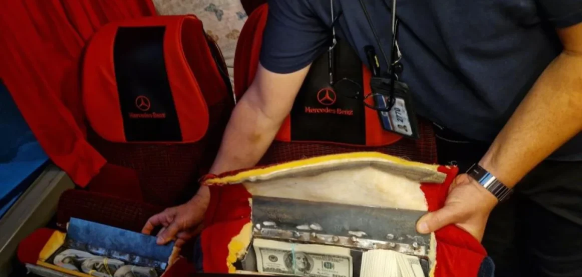 Në kufirin bullgar, u gjetën 939 mijë e 800 dollarë të fshehura në ndenjëset e autobusit