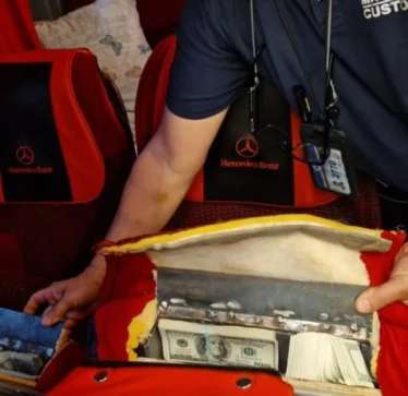 Në kufirin bullgar, u gjetën 939 mijë e 800 dollarë të fshehura në ndenjëset e autobusit