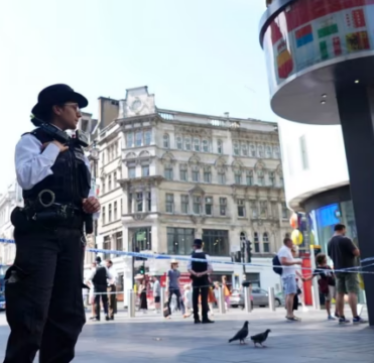 Policia arreston një të dyshuar për goditje me thikë të dy personave në qendër të Londrës