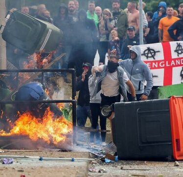 Britanikët po i pret një natë ferri: Të djathtët po mblidhen në 30 vende, ndërsa antifashistët janë gati për përgjigje.