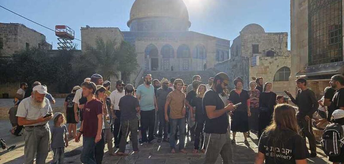 Qindra hebrenj fanatikë bastisën Xhaminë Al-Aksa nën mbrojtjen e policisë