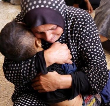 Përpjekja e nënës palestineze për ta rikthyer në jetë djalin 6-vjeçar të vrarë nga Izraeli pikëllon dëshmitarët