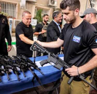 Izraeli shpërndau 9,000 armë për civilët në 97 komunitete në kufirin me Libanin