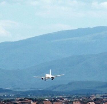 ​Aeroplani i linjës Prishtinë-Hamburg rrezikohet nga shpezët, detyrohet të kthehet në Sllatinë