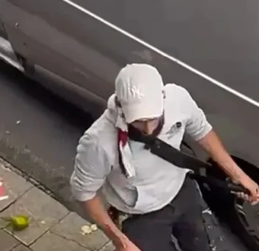 Siriani në Gjermani shkaktoi zjarr në dy ndërtesa dhe më pas u përplas me një furgon në një market, 31 persona të plagosur