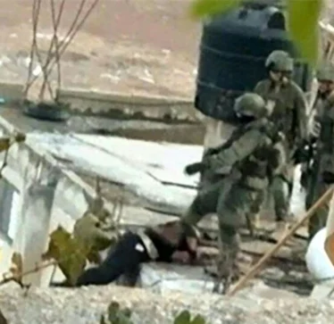 Ushtarët izraelitë hodhën trupat e pajetë të tre palestinezëve nga çatia e ndërtesës