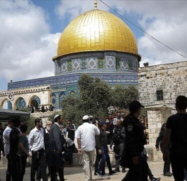 Kolonët izraelitë, të cilët uzurpuan tokat palestineze, bastisën Xhaminë al-Aksa