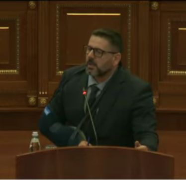 Bekë Berisha: Qysh çohet burri me musteqe e pisket “baba”, e sheh baba i vet biologjik tu i thanë babë Kurtit