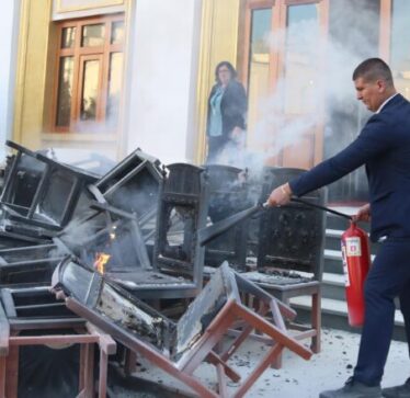 Tensionet në Kuvend, Policia e Tiranës çon në SPAK 23 deputetë të opozitës