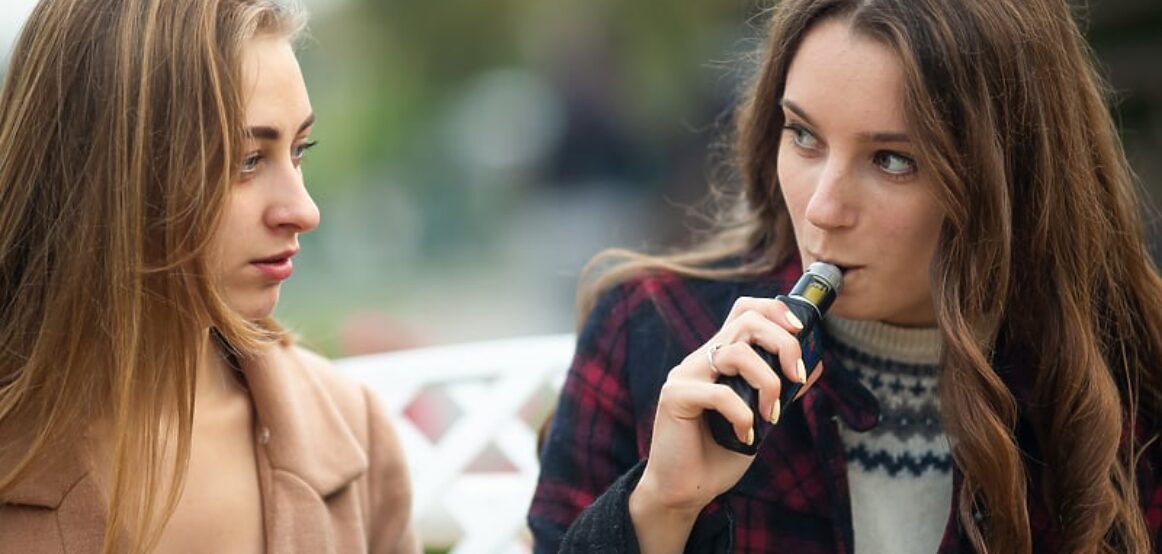 Kryeministri britanik ka njoftuar ndalimin e plotë të cigareve elektronike të përdorimit të vetëm