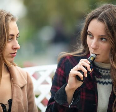 Kryeministri britanik ka njoftuar ndalimin e plotë të cigareve elektronike të përdorimit të vetëm