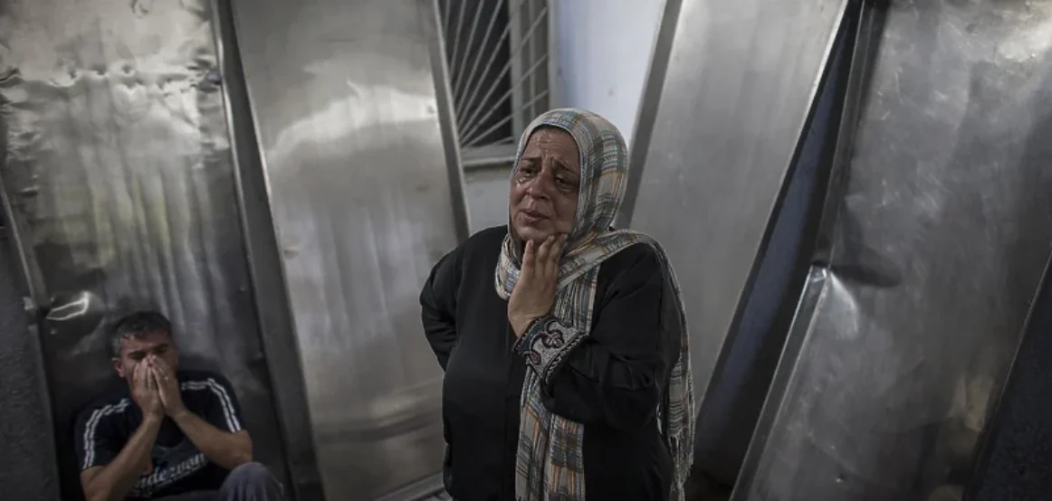 Izraeli bombardoi një spital në veri të Gazës, 150 pacientë të bllokuar