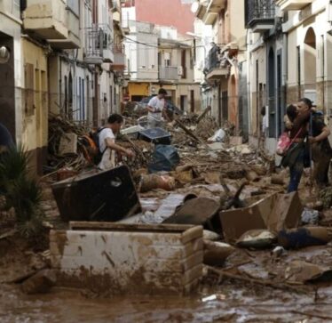 Valencia nuk duket më si një vend në Tokë: Numri i të vdekurve arrin në 155, trupat po gjenden në automjete të ngecura