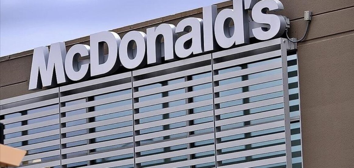 Helmim masiv nga ushqimi në restorantet e McDonald’s në SHBA, një i vdekur dhe dhjetëra në spital