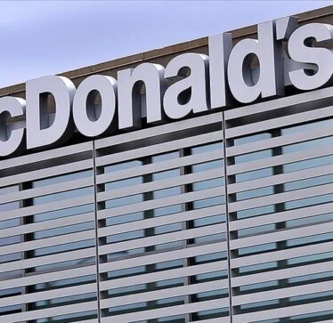 Helmim masiv nga ushqimi në restorantet e McDonald’s në SHBA, një i vdekur dhe dhjetëra në spital