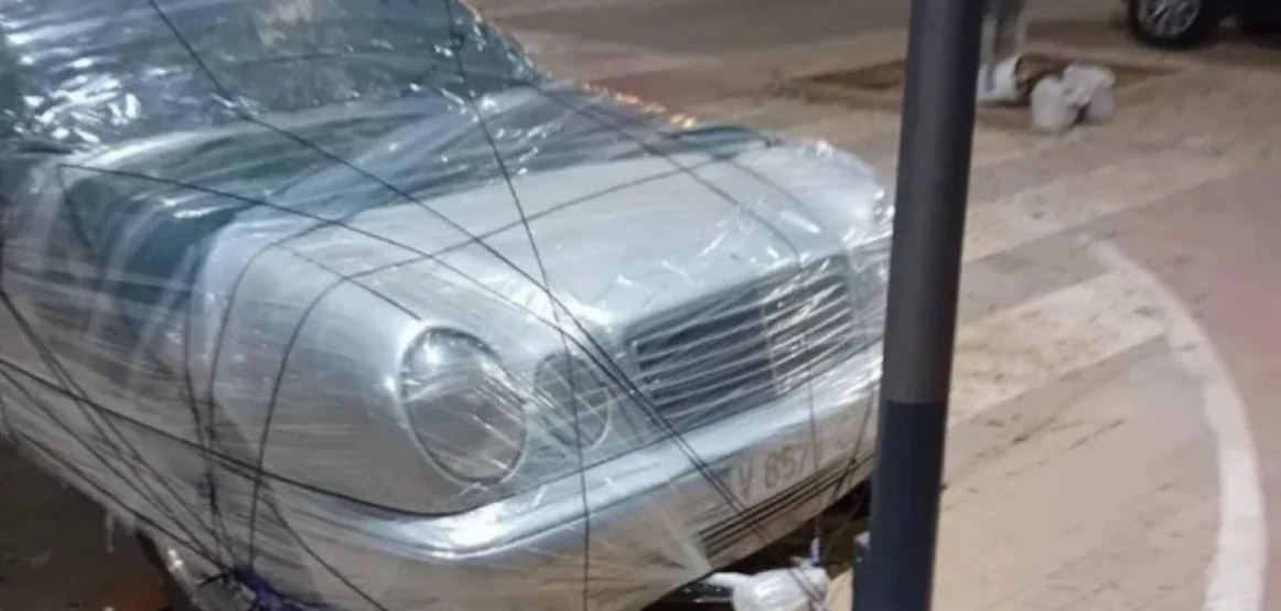 Një banor i Valencias gjen një mënyrë të zgjuar për të shpëtuar makinën e tij nga përmbytjet e reja, fotografia është bërë virale
