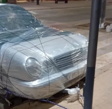 Një banor i Valencias gjen një mënyrë të zgjuar për të shpëtuar makinën e tij nga përmbytjet e reja, fotografia është bërë virale