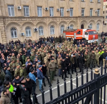 Protestuesit në rajonin separatist të Abkhazisë në Gjeorgji refuzojnë të largohen nga parlamenti