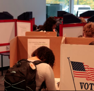Zgjedhjet amerikane mes sfidave të shkaktuara nga stuhitë dhe djegia e kutive të votimit