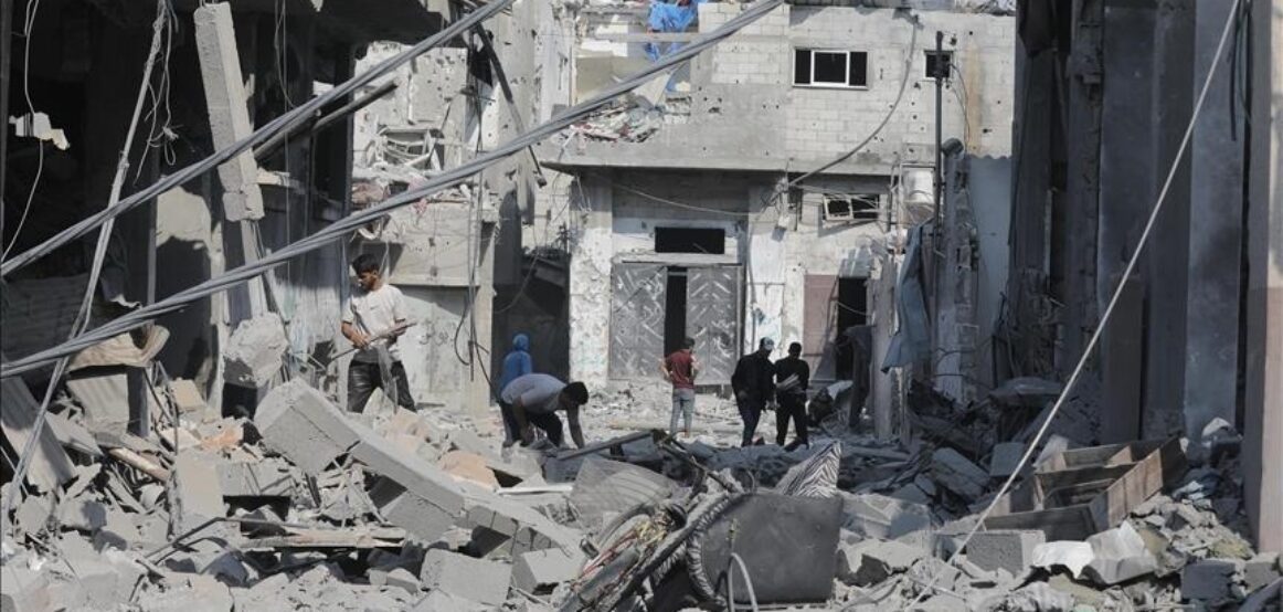 Izraeli bombardon një shtëpi dhe një shkollë në veri të Gazës, humbin jetën 6 palestinezë