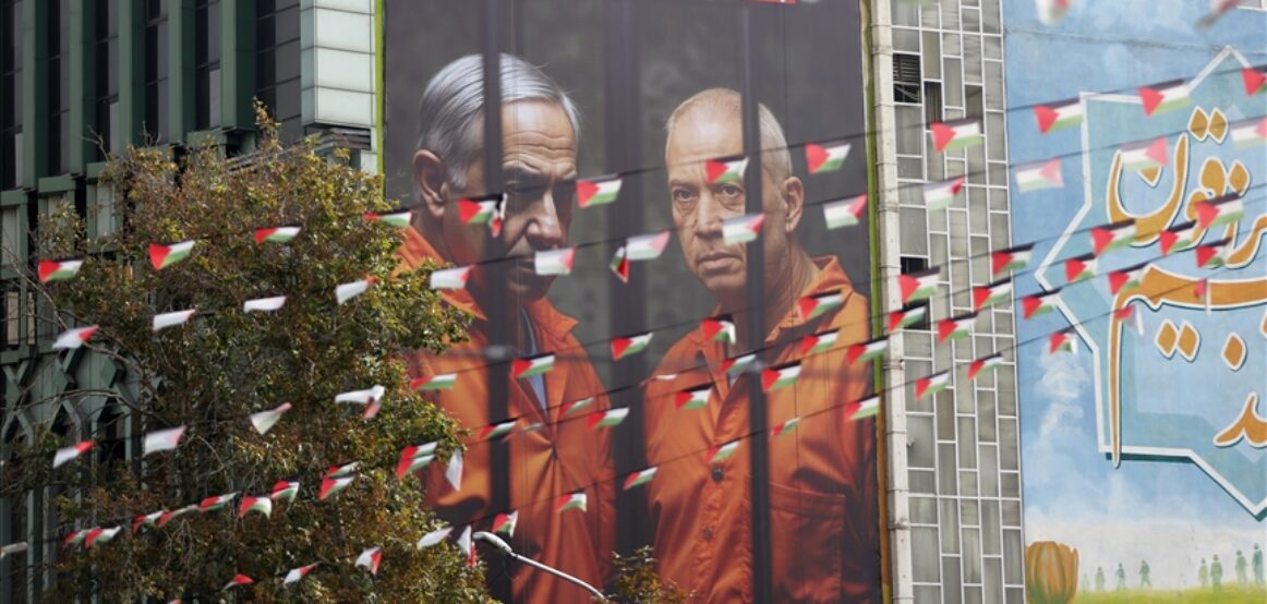 Pas vendimit të GJNP-së, në Teheran vendosen posterë me Netanyahun dhe Gallantin prapa grilave