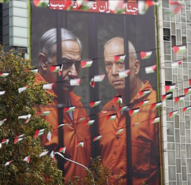 Pas vendimit të GJNP-së, në Teheran vendosen posterë me Netanyahun dhe Gallantin prapa grilave