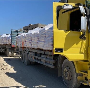 OKB: Izraeli muajin e kaluar lejoi hyrjen për vetëm 30 kamionë me ndihma në ditë në Gaza