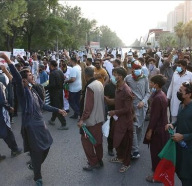 Pakistan, protestuesit opozitarë marshojnë drejt kryeqytetit në mbështetje të ish-kryeministrit Imran Khan