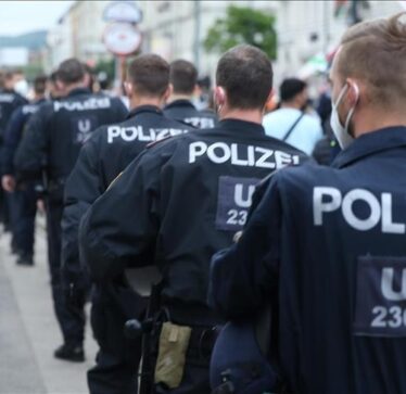 Austri, dy policë pezullohen nga puna për shpërndarjen e propagandës naziste
