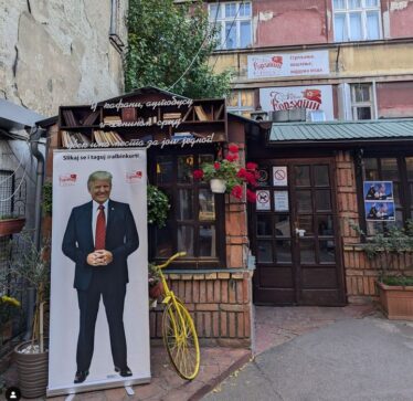 Kafeneja në Beograd vendos foton e Trumpit: “Fotografohuni dhe bëjini tag Kurtit”